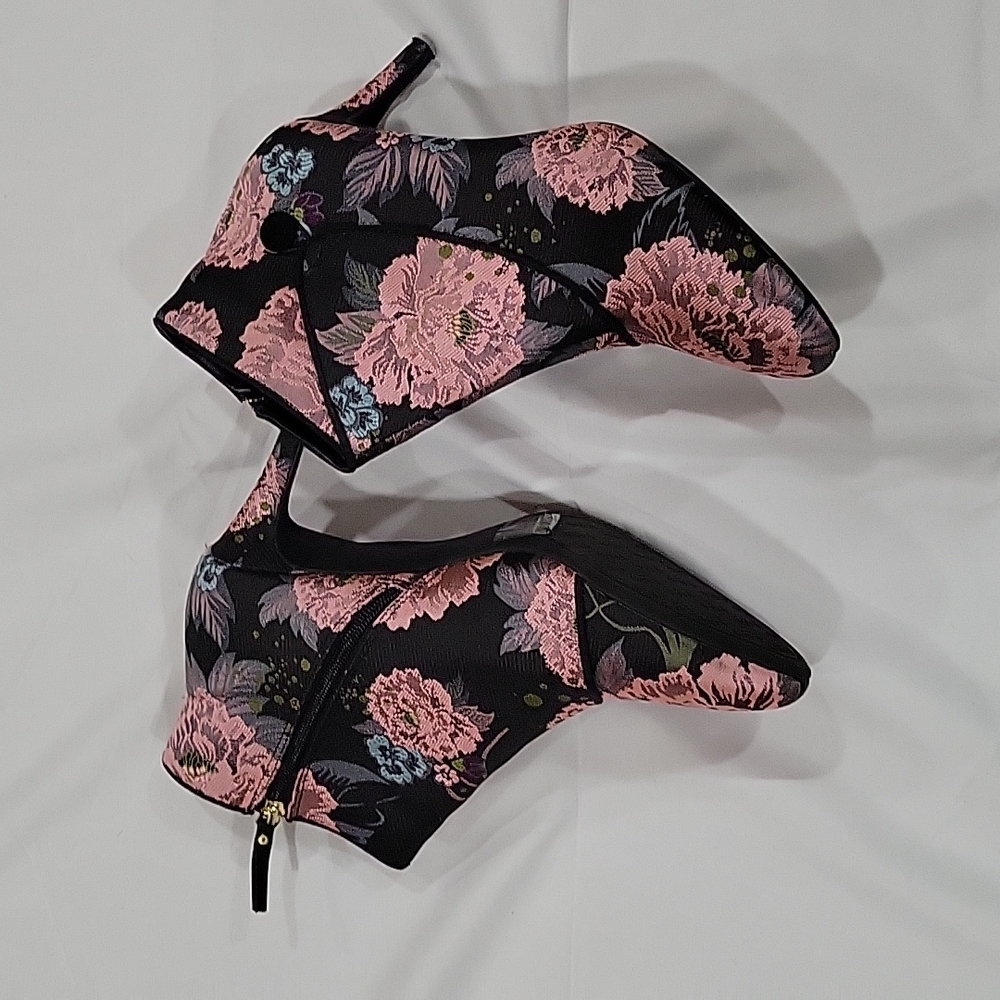 Heels - Picture 2 of 3